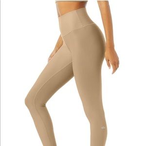 ALO Yoga High-Waist Airlift Leggings in Gravel